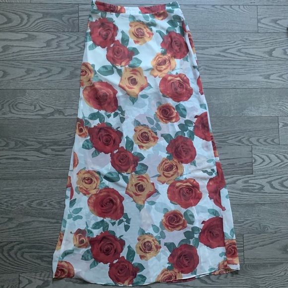 Beautiful Forever 21 Floral Skirt🌺 - Picture 5 of 5